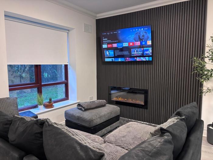 Modern Spacious Flat near City and Airport with parking & WiFi