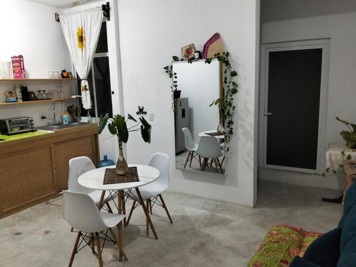 Small apartment with entrance to the beach