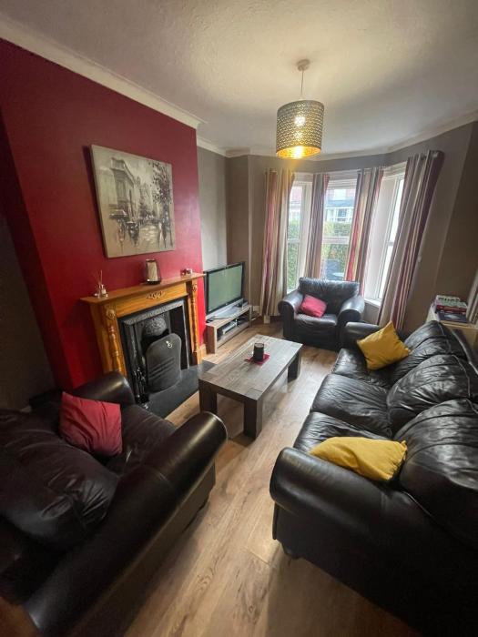 Bright & Spacious 4-Bed Home Free Parking Sleeps 8