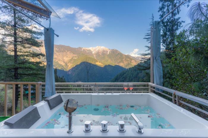 UrWish TreeHouse cottageJacuzzi