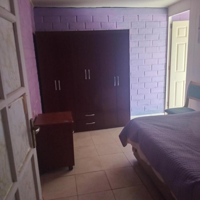 Pieza con baño privado y cama doble