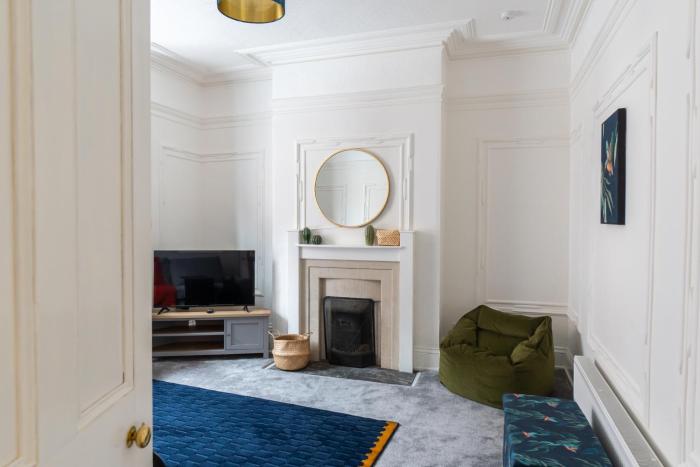 Spacious Victorian for 10 across Royal Infirmary with FREE PARKING