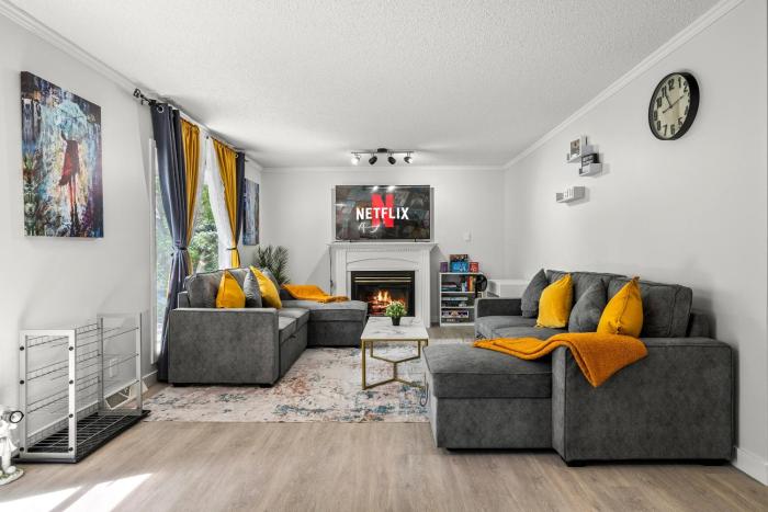 Bright 5-Bed Retreat Near the Zoo and Downtown