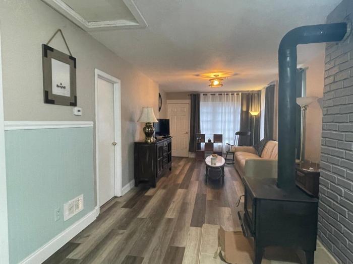 Cheerful two bedroom bungalow near Mountain Creek