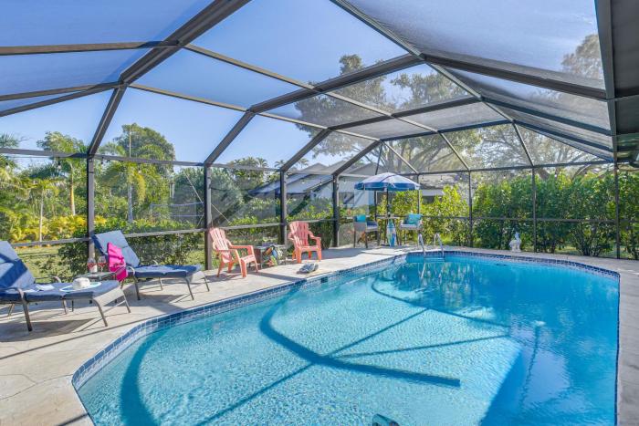 Lanai, Pool and Hot Tub! Fort Myers Coastal Retreat