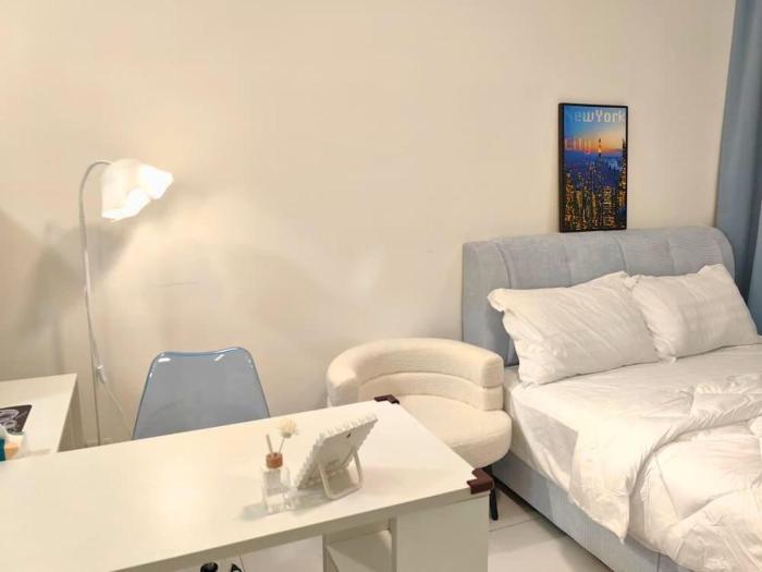 Bukit Indah Skytree Comfort Creamy Studio Apartment