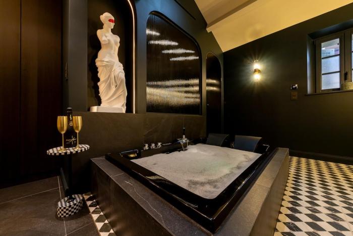 Deluxe whirlpool bath & contemporary experience