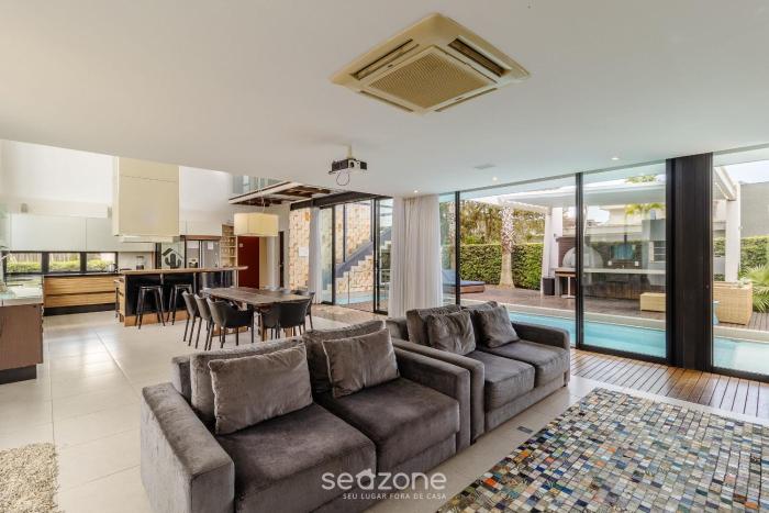 Casa c piscina 5Qts prox a praia em Jurerê RCA264