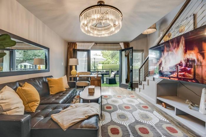 Swiss Avenue Spacious Loft