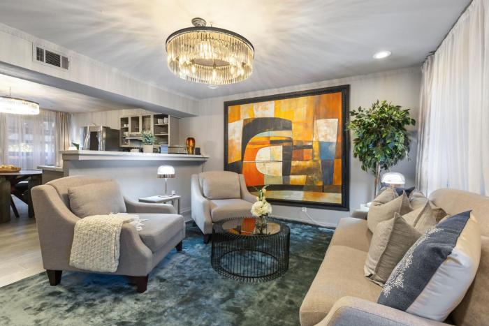 Modern Dallas 2BR Patio, Pool & Secure Parking