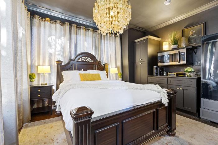 Refined Studio in Dallas Historic Munger Place