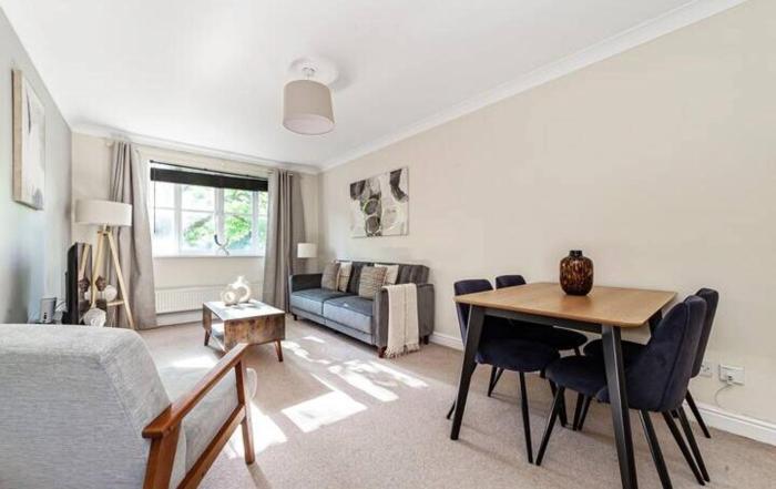 Two Bedroom Apartment in Brixton with Parking for Professional Stays