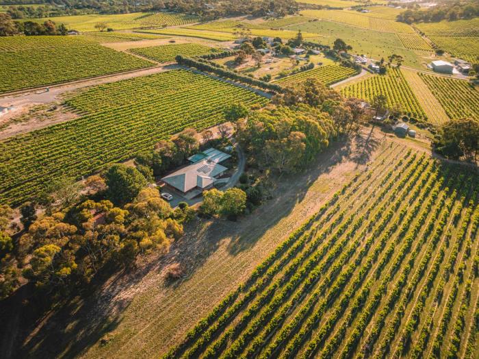 Tranquil 3-bedroom farmhouse in lovely McLaren Vale with AC