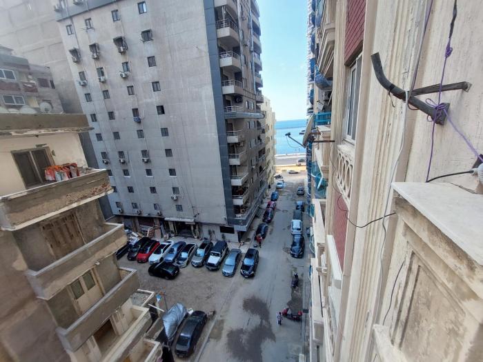 شقة 114م مفروشة ش15 خطوات من البحر وتراه سيدى بشر