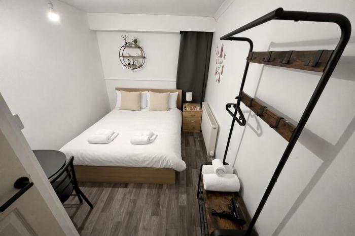 Islington Budget Rooms Bus Stop Outside Restaurants & Shops Easy Central London Access