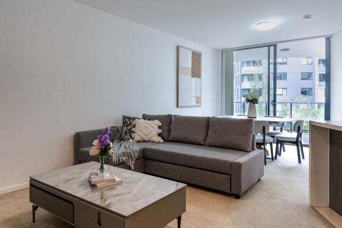Wolli Creek Stylish 2-Bedroom and 2 bathrooms apartment with free parking, steps to train and CBD
