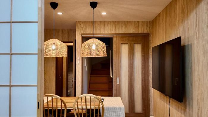 嘉建 2-8人 全新独栋3层 3房3厕所2淋浴1客厅1厨房 天下茶屋站步行5分钟 现代日式风格