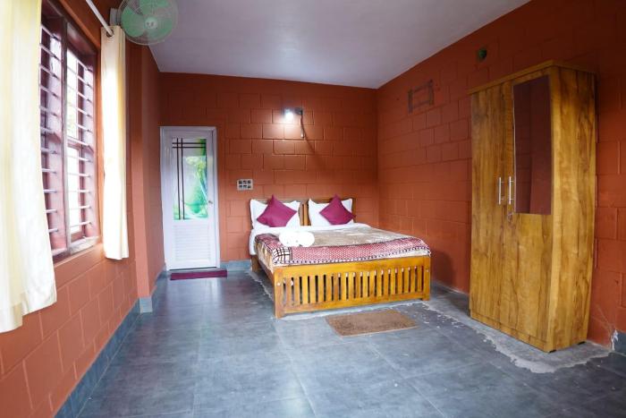 Stay with Lakeview Ponnampet