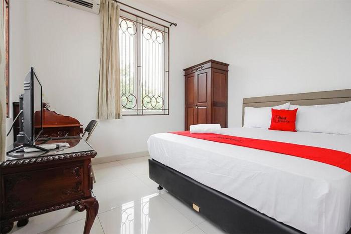 RedDoorz near UPH Karawaci 2