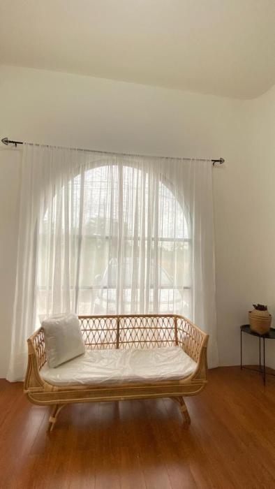 La Luz Villa Banjarbaru, a Tiny Villa with a Pool