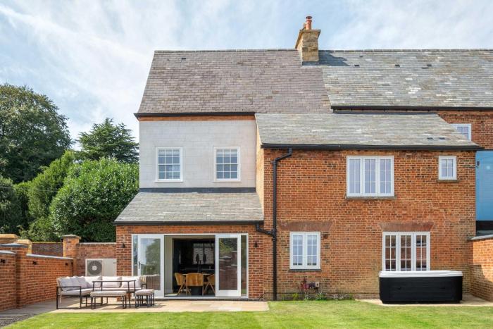 The Talbot - Exclusive Home with Hot Tub