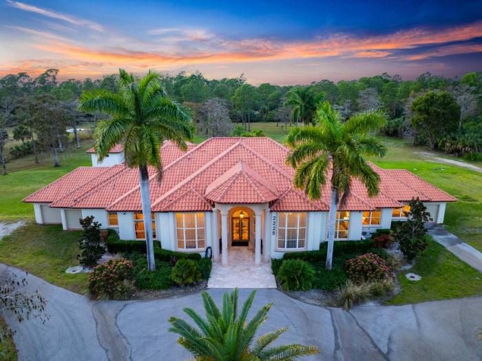 Knickerbocker Estate - Exclusive 9 BR Getaway in Naples! Enjoy Private Pool, Outdoor Dining and Expansive Grounds Experience Tranquility with Easy Access to Naples Best!