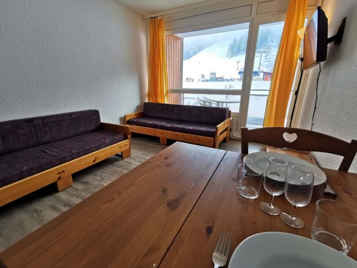 Studio cosy au pied des pistes avec balcon, TV et casier à ski - FR-1-771-63
