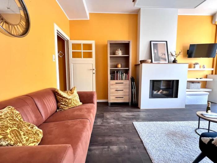 Beachside Family Apartment with Sea View for 6