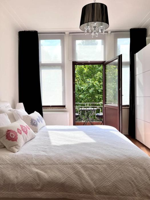 Chic Urban Studio Heart of the City with Balcony