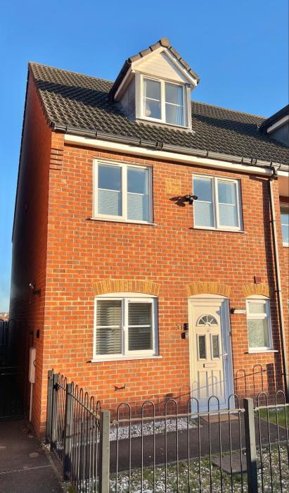 Big 6 Beds Home, Free Private Parking, TV, Garden