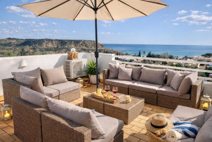 Dreamy Sea View Apartment with Access to Private Pool & Stunning Rooftop