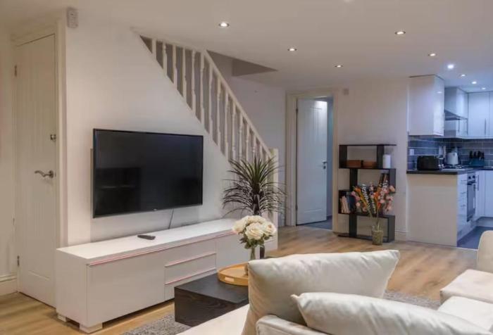 Modern 2 Bedroom Near O2