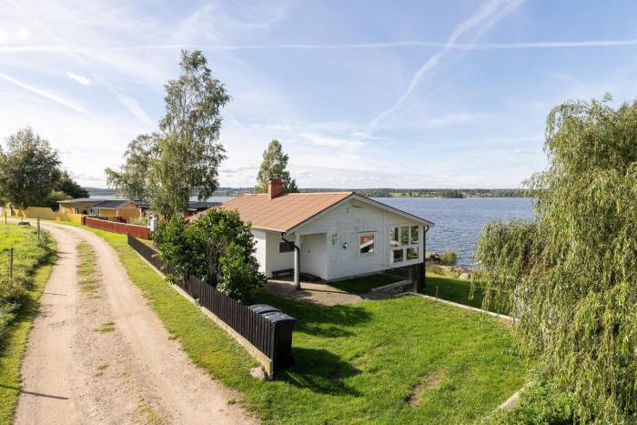 Cottage with its own sandy beach near Vimmerby I SE05018