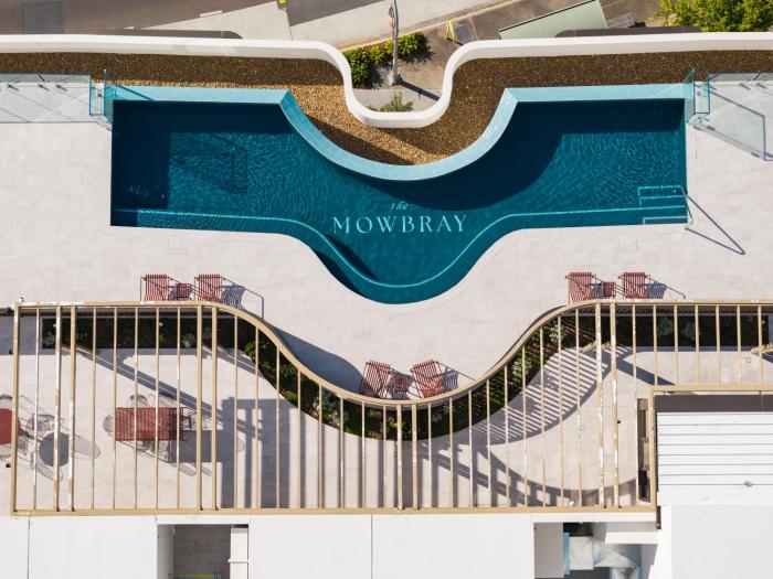 Luxury 2BR Retreat, Rooftop Vista & Pool, Car Park