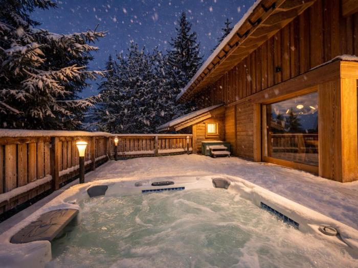 Chalet moderne 5* à Courchevel La Tania - 12 pers, jacuzzi, sauna, skis aux pieds, cheminée, cinéma - FR-1-575-154
