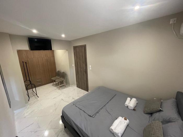 Aiolos cozy GLYFADA near the centre