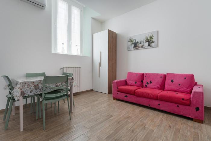 GuestHost - Grey & Green Flat