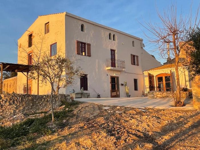 Masía de siglo XIX rodeada de viñedos y mar