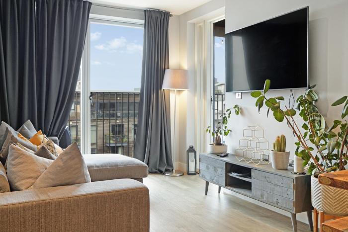 Stylish 1-Bed Apt with Balcony Canal Views