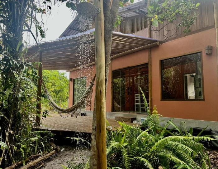 Casa na mata a 2 min de direção da Praia do Sargi