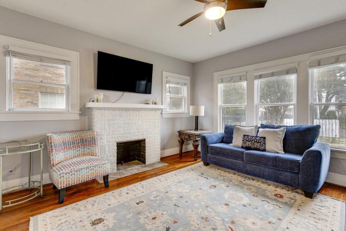 1 Mi to Hermann Park Houston Apt with Shared Yard