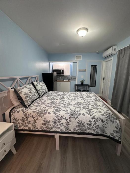 Cozy room close to everything, 5min to the airport