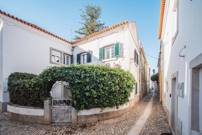 3 Bedroom Town House - Historic Centre of Cascais. 100 mts from the beach and centre of Cascais