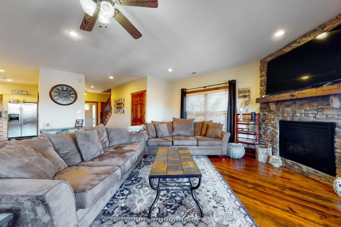 Spacious Lakeview Townhouse Sleeps 8 Deck Grill