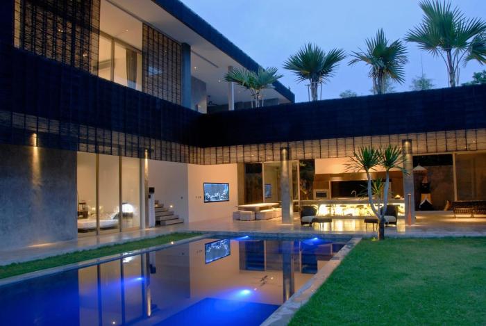 Modern 4BD Villa with Pool