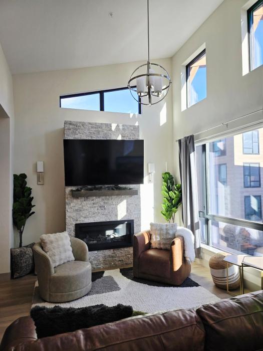 4th Street Alpine Loft - New - Central Ski Hub - King Bed, Garage Parking, Hot Tub, Great Location