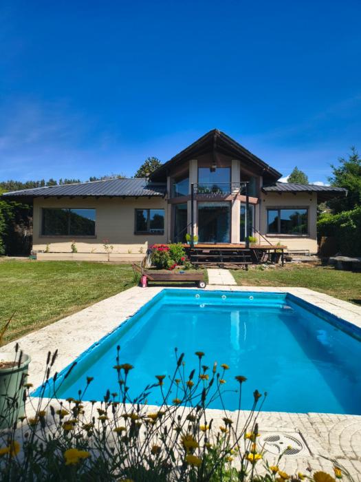 hermosa casa a una cuadra del lago