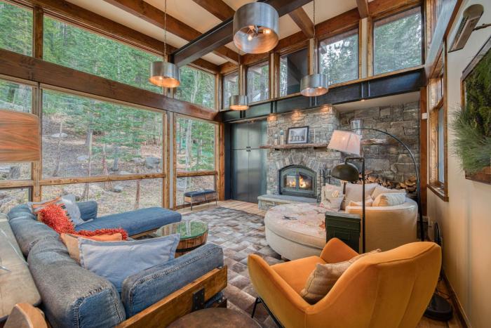Painted River Retreat by Tahoe Getaways - 4BR w River Views, Hot Tub & EV Charger.