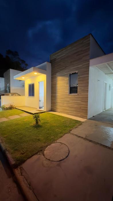 Casa moderna e aconchegante em condomínio!