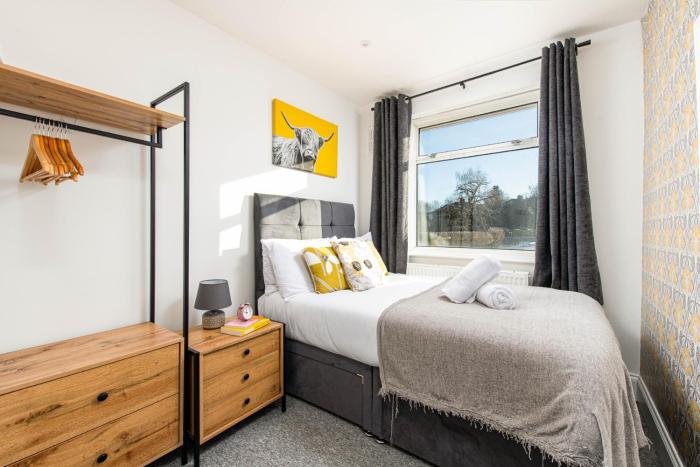 Long Stay 5Bed-2Bath-Parking-By FabAccommodation